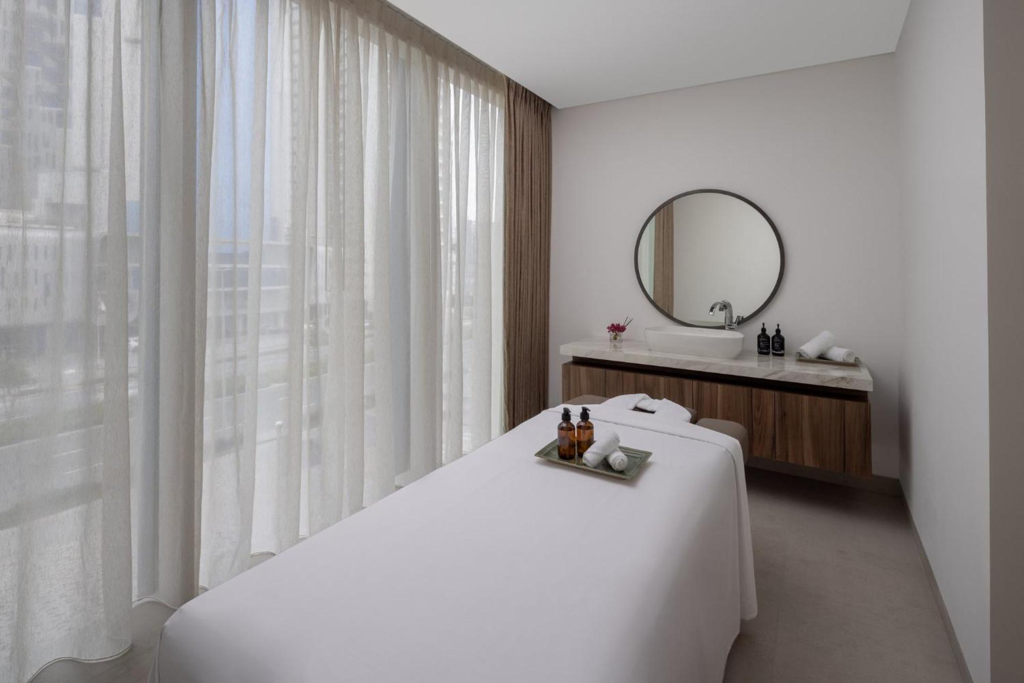 Holiday Inn Dubai Business Bay By Ihg Exterior photo